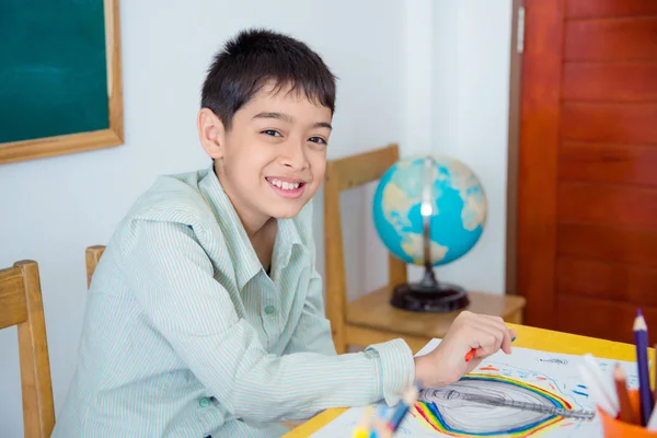 Junge Asiatische Studentin Sitzt Klassenzimmer Und Lächelt Die Kamera — Stockfoto