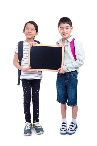 Volle Länge Der Kinder Mit Leerer Kreidetafel Vor Weißem Hintergrund — Stockfoto