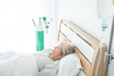 Üst düzey bayan hasta hastane yatağında yatıyor