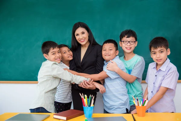 Grup Asyalı Öğrencinin Öğretmen Sınıfta Sarılma — Stok fotoğraf