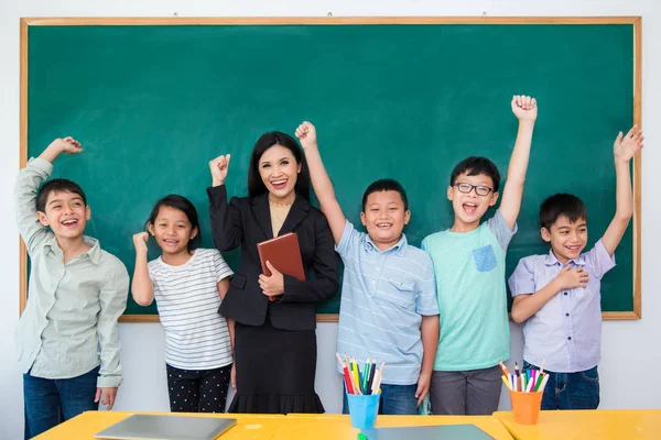 Bir Grup Mutlu Asyalı Öğrenci Öğretmen Sınıfta Duruyor — Stok fotoğraf