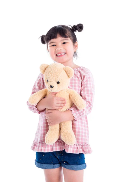 Kleine Asiatische Mädchen Mit Teddybär Und Lächelt Über Weißen Hintergrund — Stockfoto