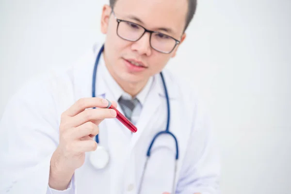 Asijské Muži Doktor Držel Při Pohledu Krev Pacienta Trubice — Stock fotografie