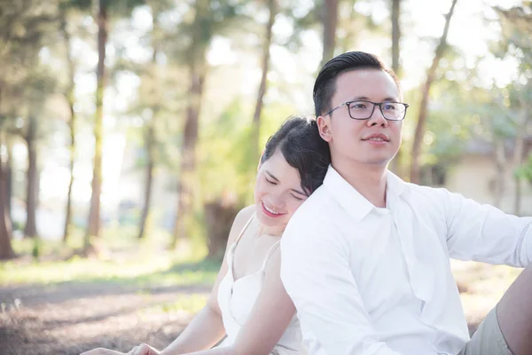 Asiático Casal Homem Mulher Sentados Juntos Parque — Fotografia de Stock