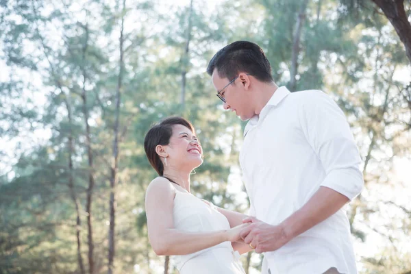 Jonge Aziatische Paar Samen Dansen Het Park — Stockfoto
