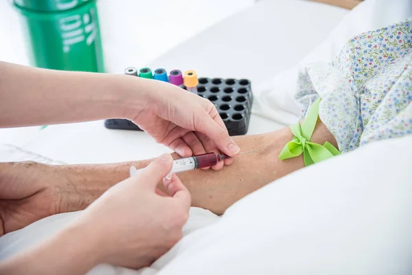 Verpleegkundige Handen Bloed Trekken Uit Ader Van Patiënt Het Ziekenhuis — Stockfoto