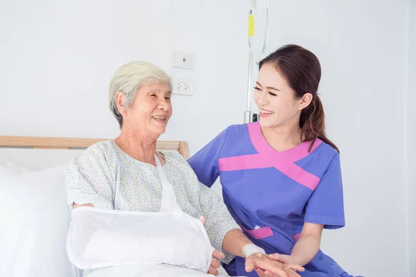 Senior Asiático Mujer Paciente Sonriendo Con Enfermera Que Vienen Visitar —  Fotos de Stock