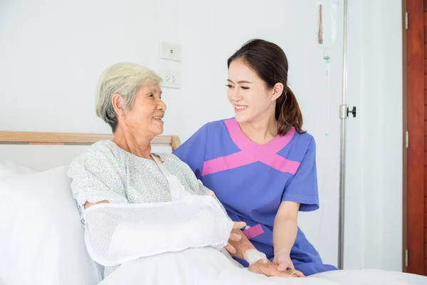 Senior Asiático Mujer Paciente Sonriendo Con Enfermera Que Vienen Visitar —  Fotos de Stock