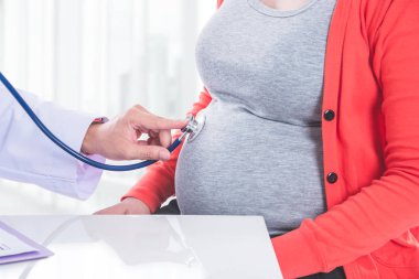 El bir steteskop dinleme bebek kalp atışına hamile karnına kullanarak doktor
