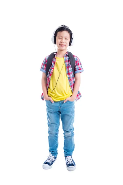 立っている若いアジアの少年と白い背景の上の笑顔の全長 — ストック写真