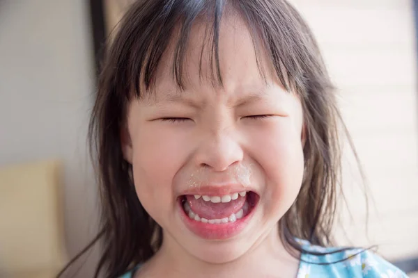 鼻水で泣いている小さなアジアの女の子 — ストック写真