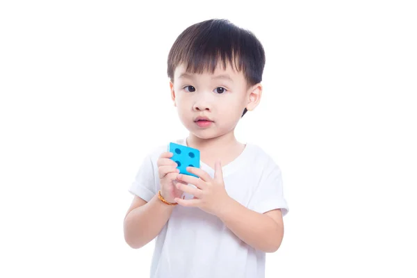 Kleine Asiatische Junge Spielen Spielzeug Und Blick Auf Kamera Über — Stockfoto