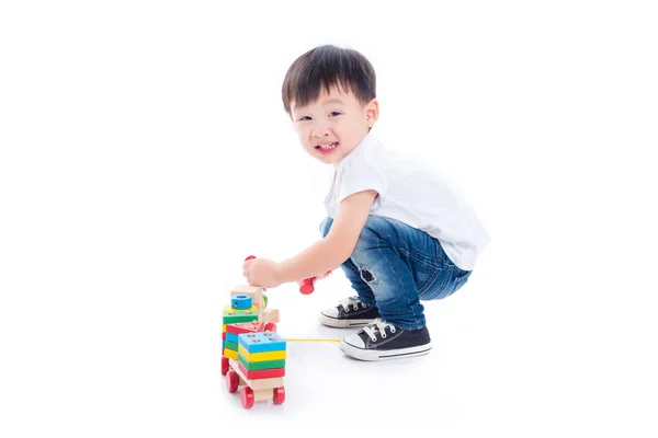 Bocah Asia Kecil Bermain Mainan Lantai Dengan Latar Belakang Putih — Stok Foto