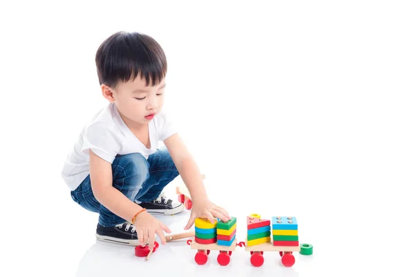 Pouco Asiático Menino Jogar Brinquedo Chão Sobre Branco Fundo — Fotografia de Stock