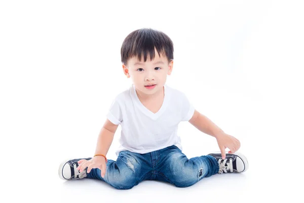 Pouco Asiático Menino Sentado Chão Sorri Sobre Branco Fundo — Fotografia de Stock