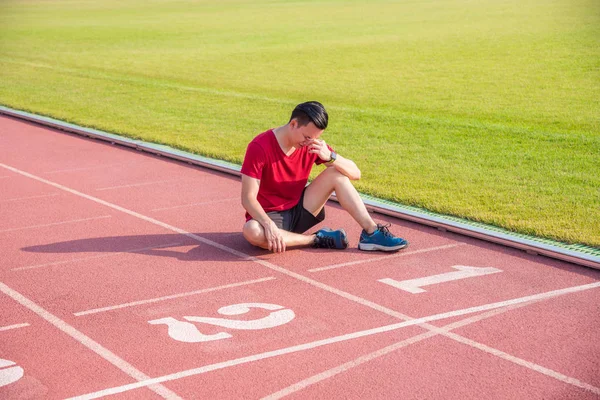 Triste Asiático Hombre Sentado Llorar Suelo Después Perder Competencia — Foto de Stock