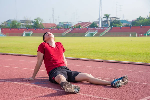 Triste Asiático Hombre Sentado Suelo Después Perder Competencia —  Fotos de Stock