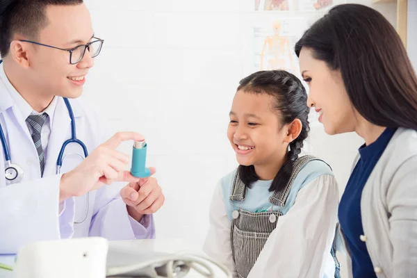 Young Asian Girl Smiling While Doctor Explain Inhaler Using Method — Stock Photo, Image