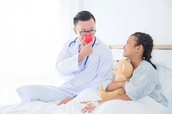 Lekarz Pediatra Trzymając Piłkę Czerwone Serce Nos Grając Chorego Dziecka — Zdjęcie stockowe
