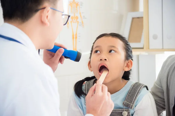 Młoda Dziewczyna Azji Otworzyć Usta Dla Lekarz Robi Badania Jamy — Zdjęcie stockowe