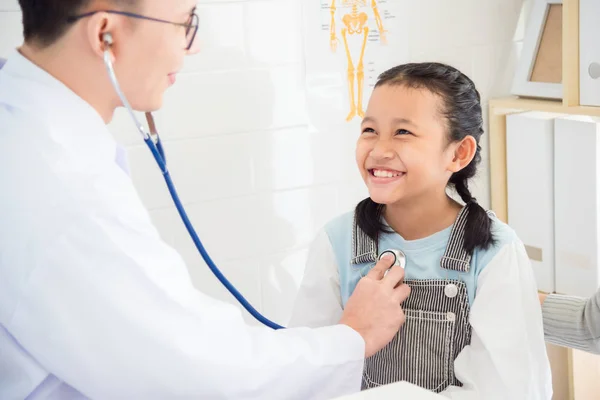 Young Asian Girl Smiling While Doctor Examining Stethoscope Clinic — Stock Photo, Image