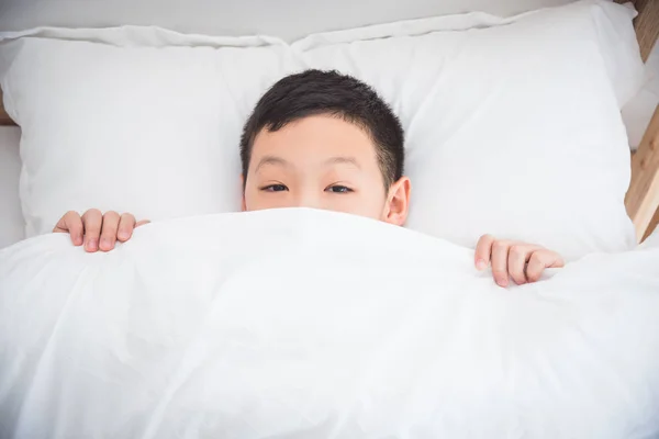 Genç Asyalı Çocuk Yüzü Beyaz Battaniye Ile Alt Kısmını Kapatın — Stok fotoğraf