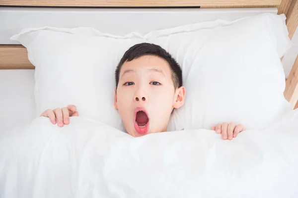 Aziatische Jongen Met Verbaasd Gezicht Bed — Stockfoto