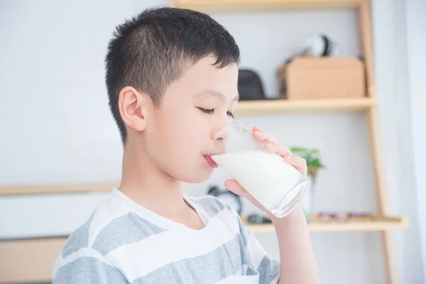 Giovane Ragazzo Asiatico Bere Bicchiere Latte Prima Colazione — Foto Stock