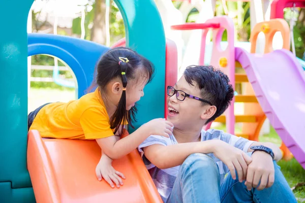 Młody Chłopiec Azjatyckich Grając Siostrą Plac Zabaw Dla Dzieci — Zdjęcie stockowe