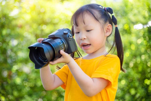 Μικρό Ασιατικό Κορίτσι Λήψη Φωτογραφιών Από Φωτογραφική Μηχανή Στο Πάρκο — Φωτογραφία Αρχείου