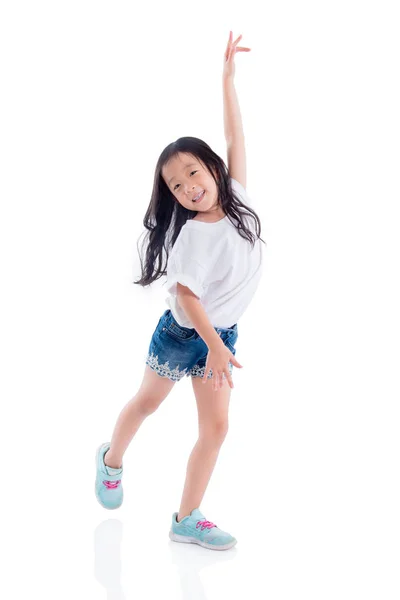 Junge Asiatische Mädchen Tanzen Und Lächelt Über Weißen Hintergrund — Stockfoto