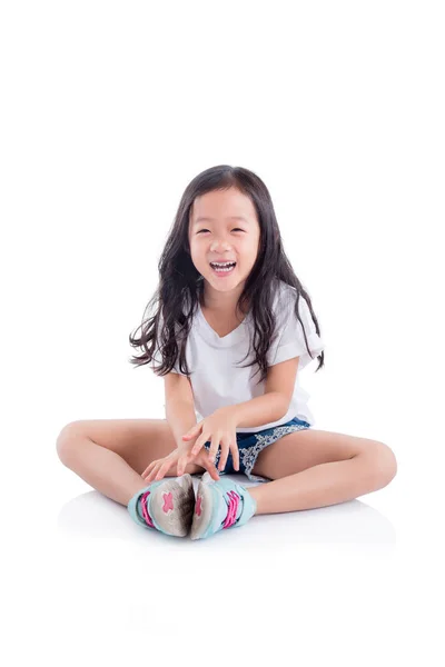 Młoda Dziewczyna Azji Siedząc Podłodze Uśmiechów Białym Tle — Zdjęcie stockowe