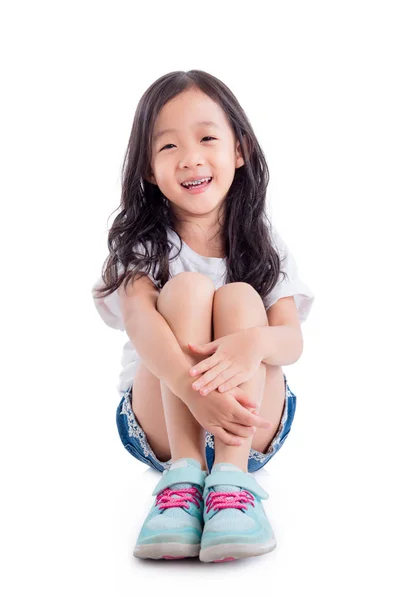 白い背景の上に床と笑顔に座って若いアジアの女の子 — ストック写真