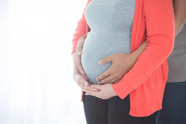Mujer Embarazada Vientre Con Las Manos Marido Sosteniendo Desde Lado —  Fotos de Stock