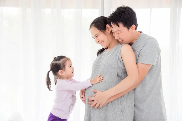 Poco Asiático Chica Tocando Embarazada Madre Vientre Sonrisas —  Fotos de Stock