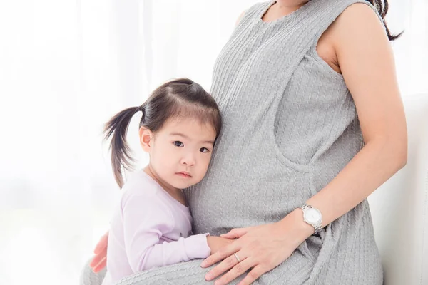Aziatische Meisje Permanent Met Zwangere Moeder Doen Ernstige Gezicht — Stockfoto