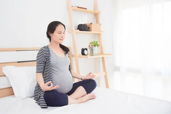 Азиатская Беременная Женщина Занимается Йогой Кровати Дома — стоковое фото