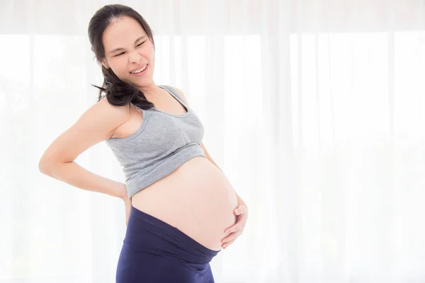 Asiatiska Gravid Kvinna Har Ryggvärk Ståendes Över Ljusa Fönster — Stockfoto