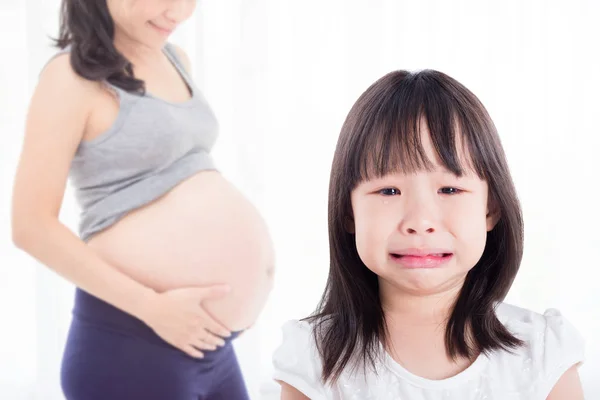 Liten Asiatisk Flicka Gråter Med Gravid Mamma Stående Bakgrunden — Stockfoto