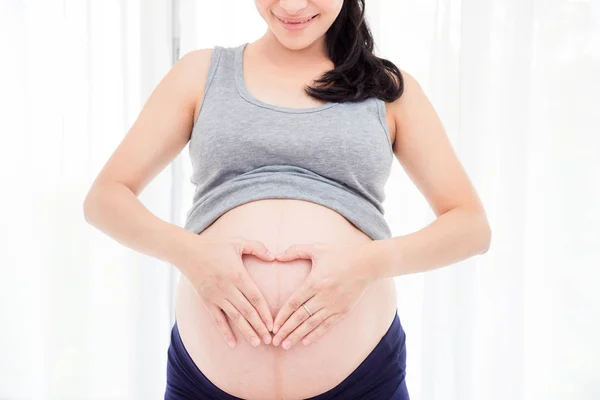 Asiatico Incinta Donna Fare Cuore Forma Mani Suo Ventre Fronte — Foto Stock