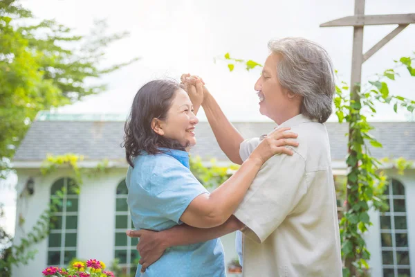 Pareja Jubilada Bailando Jardín Casa Sonriendo Felizmente —  Fotos de Stock