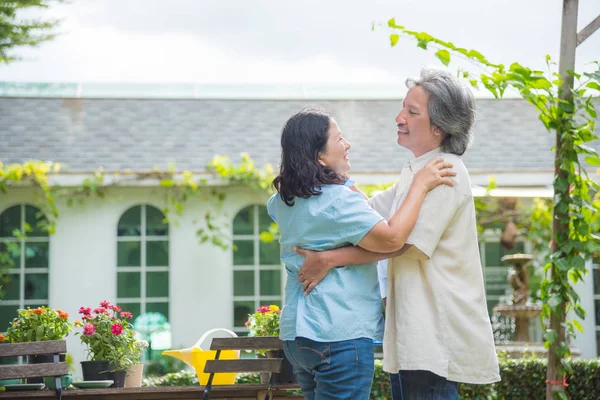 Pareja Jubilada Bailando Jardín Casa Sonriendo Felizmente — Foto de Stock