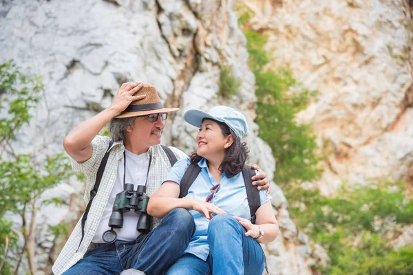 Aposentado Ásia Casal Sentado Monte Sorriso Juntos — Fotografia de Stock