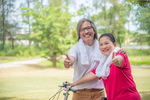 Gelukkige Aziatische Gepensioneerde Paar Weergegeven Duim Omhoog Glimlach Park — Stockfoto