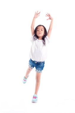 Genç Asyalı kız beyaz arka plan üzerinde dans