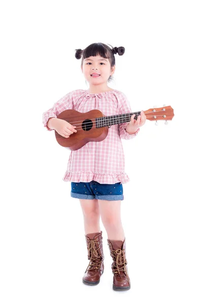 Malá Asijská Dívka Hraje Ukulele Nad Bílým Pozadím — Stock fotografie