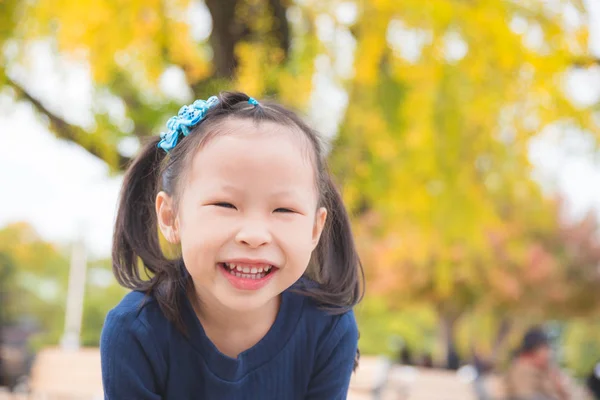 Little Asian Girl Smiling Autumn Park — Stock Photo, Image