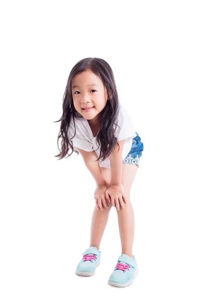 Genç Asyalı Kız Stand Beyaz Arka Plan Üzerinde Gülümseyen — Stok fotoğraf