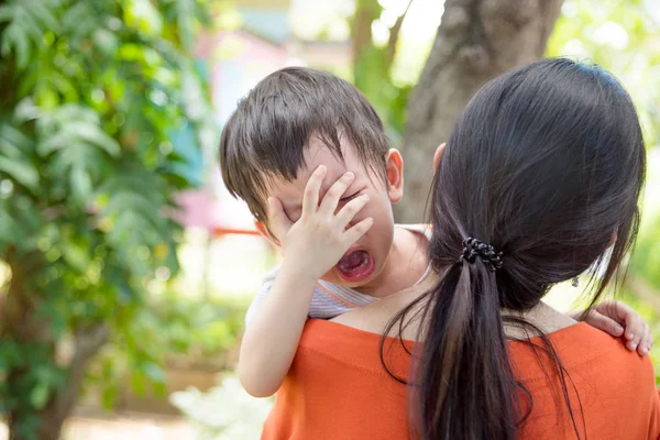 Маленький Азиатский Мальчик Плачет Пока Мать Держит Пойти Школу — стоковое фото