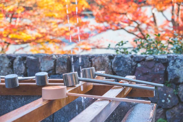 Plongeur Eau Japonais Pour Nettoyage Avant Entrée Temple — Photo